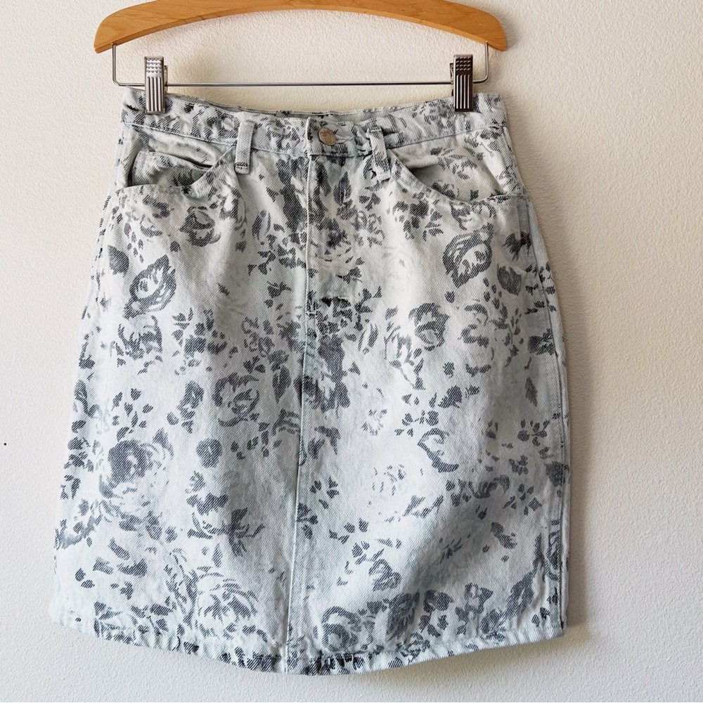 Vintage 90’s floral denim skirt high waisted size M‎